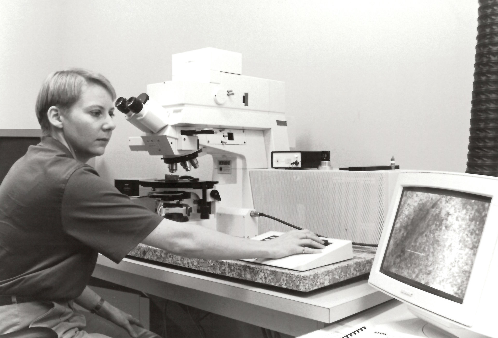 Grad student uses confocal laser scanning microscope, 1994
